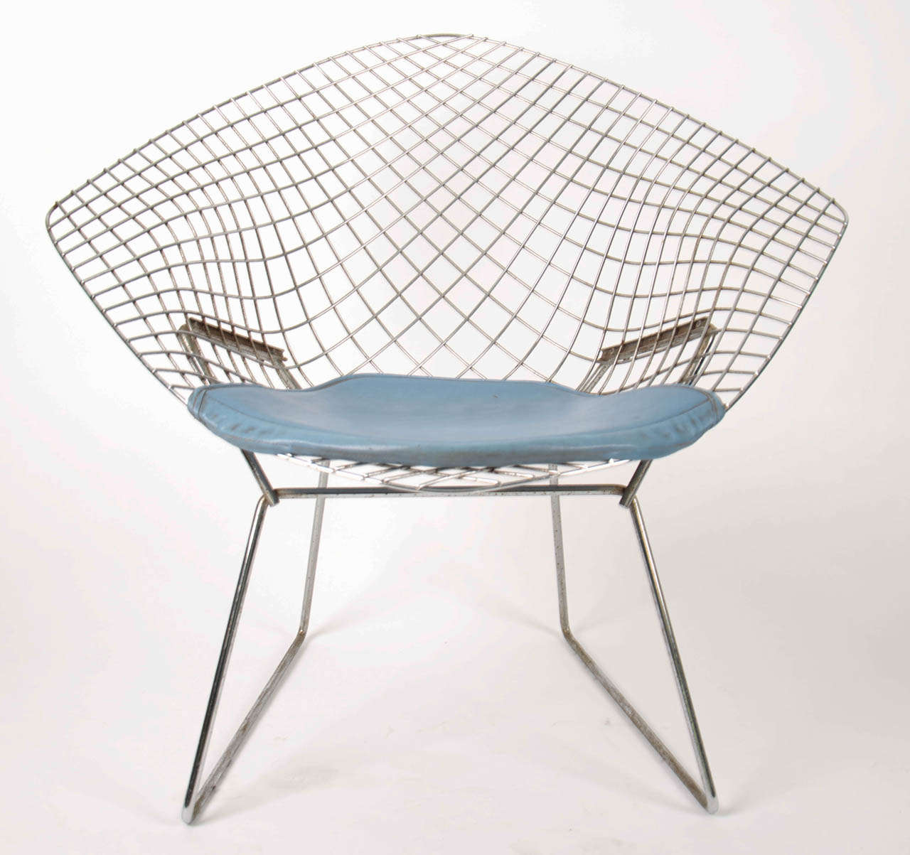 An authentic Harry Bertoia Diamond Chair 1950 with original upholstery seating,
manufactured by Knoll.
Chrome-plated, bent and welded steel rod construction.