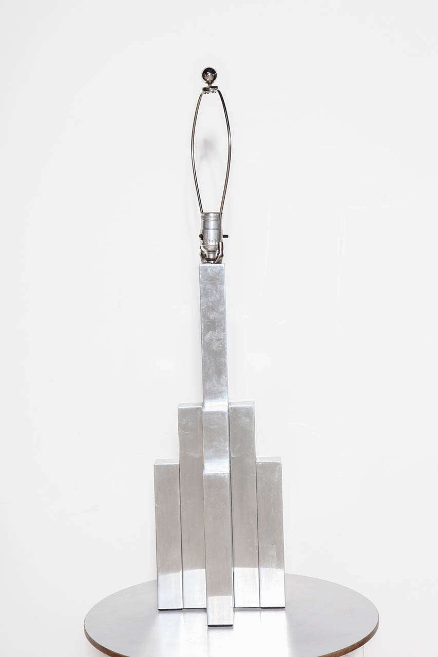 Lámpara de sobremesa de torre de aluminio arquitectónico, años 60, atribuida a Habitat International. Con columnas de aluminio pulido, rectangulares, luminosas, de altura alterna y escalonadas. Moderna. Tridimensional. Iluminación de declaración. 
