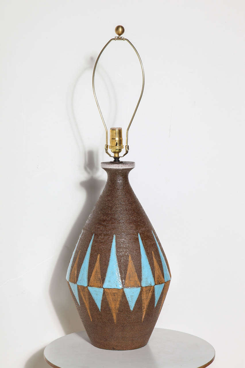 Large Aldo Londi Bitossi hand painted Glazed Ceramic Table Lamp. Featuring a tall, textured bulbous bottle form in textured Cocoa clay accented with hand-painted Chocolate Brown and Light Blue glazed, reflecting, triangular decoration rimmed with