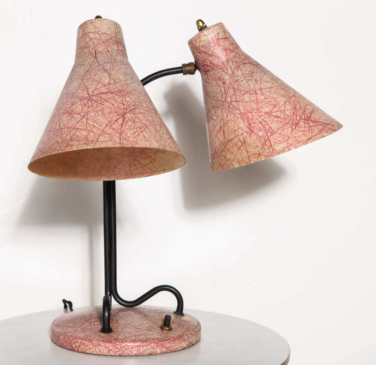 Kurt Versen Style Black Loop, Pink Fiberglass Double Shade Desk Lamp, 1950s  (Moderne der Mitte des Jahrhunderts) im Angebot