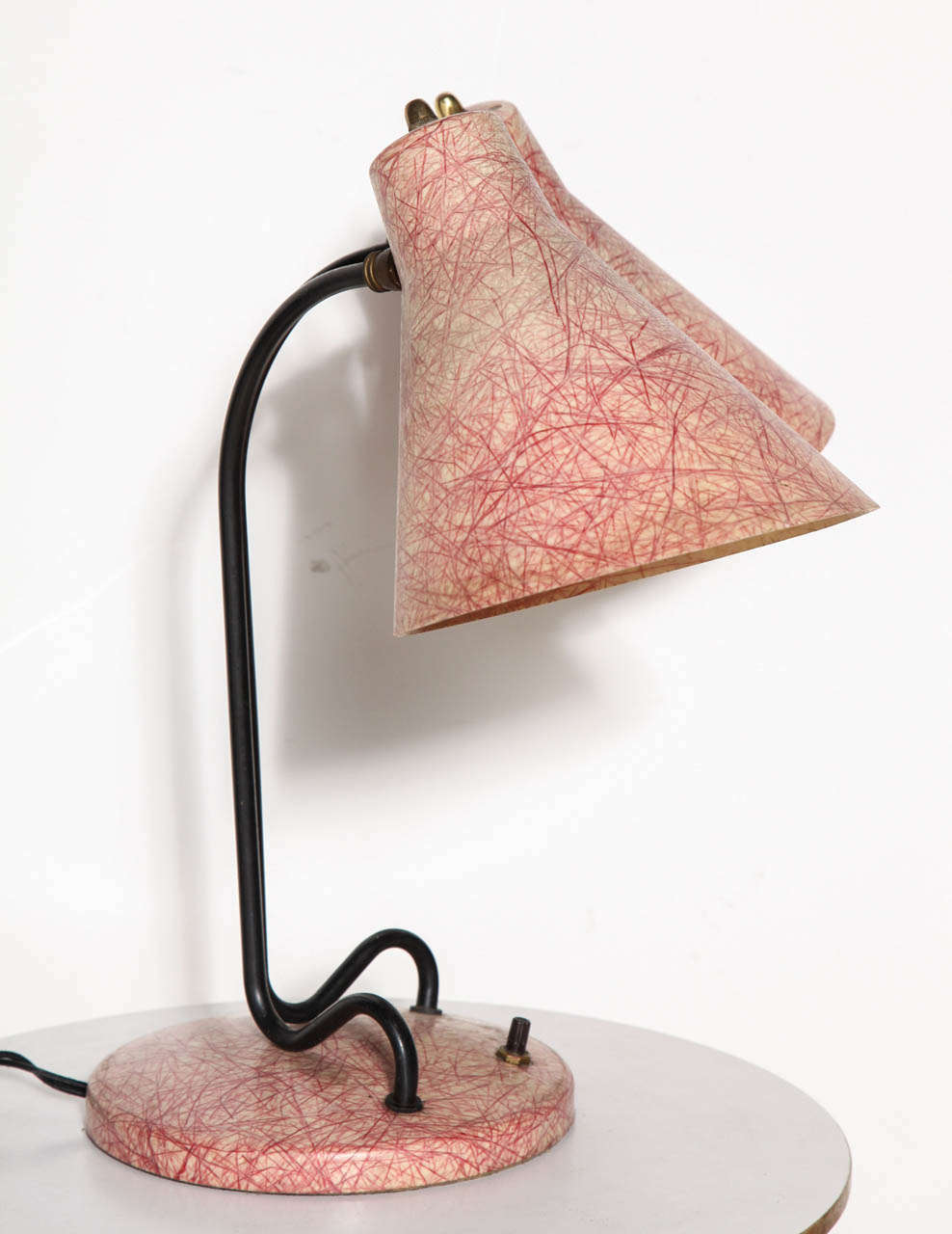 Kurt Versen Style Black Loop, Pink Fiberglass Double Shade Desk Lamp, 1950s  im Zustand „Gut“ im Angebot in Bainbridge, NY
