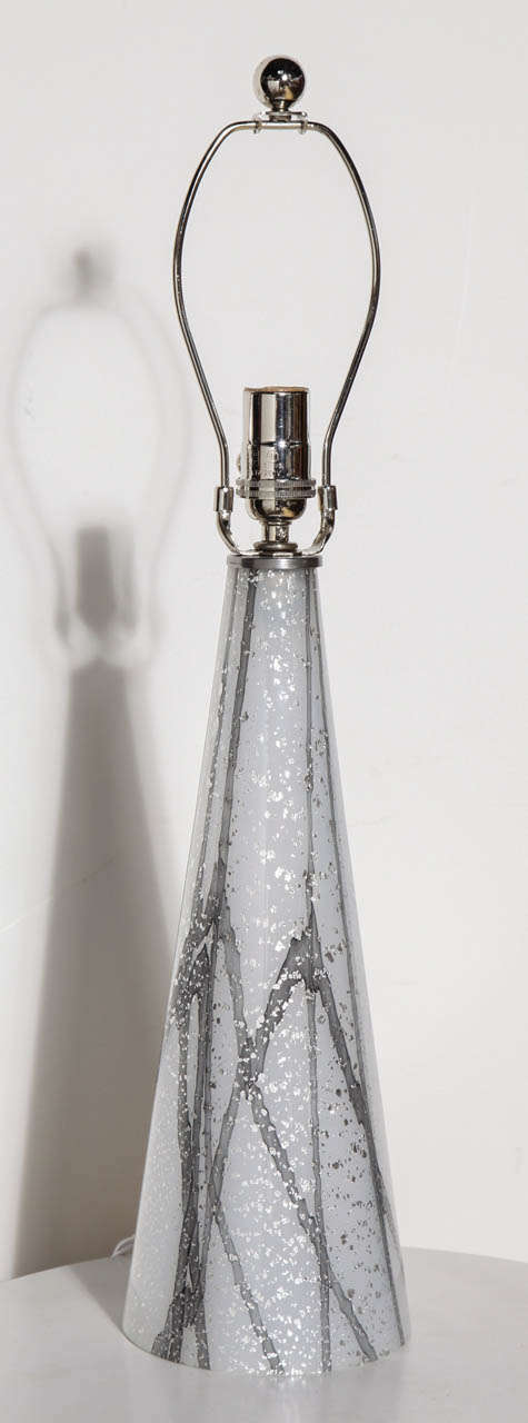 Lampe de table Seguso en verre de Murano translucide blanc, gris et argent, fabriquée à la main, C. 1970.  Forme de verre conique soufflée à la main en blanc avec des touches de noir, de charbon, de gris clair et de mouchetures d'argent.  Scintille