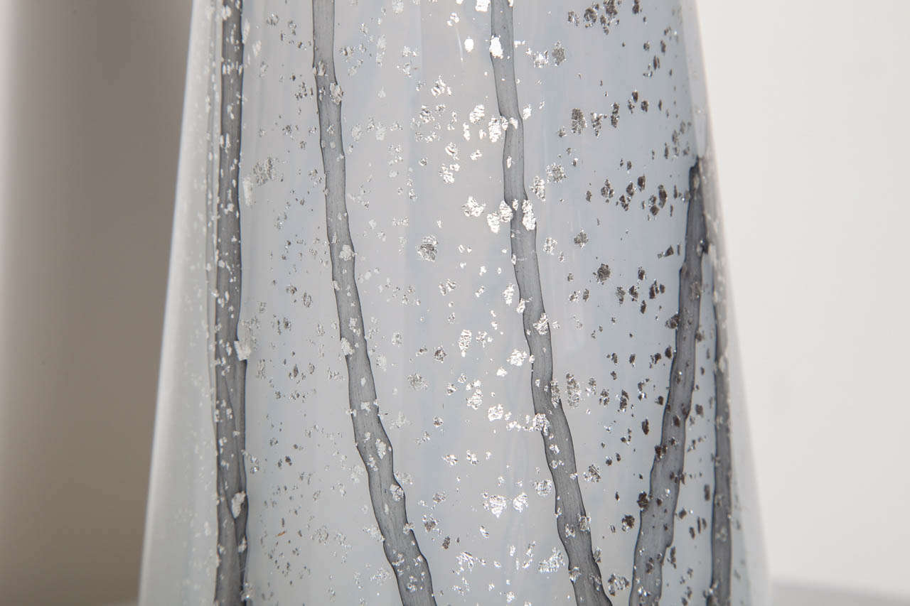Mid-20th Century Seguso Murano Gray Veined White Glass Table Lamp with Silver Inclusions  For Sale