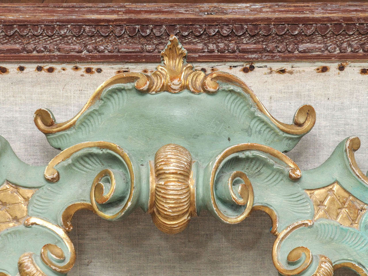 19th Century Italian Rococo Style Carved and Painted, Parcel Gilt Wood Cartouche In Excellent Condition For Sale In New Orleans, LA