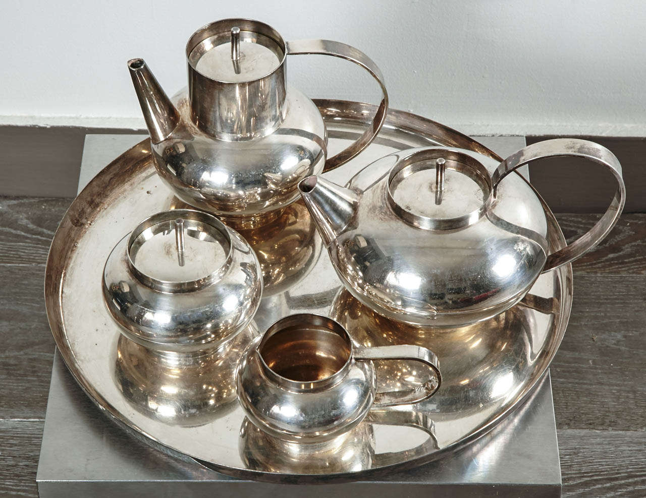 Elegant service by Lino Sabattini and Christofle
in silver plated metal
with a coffee pot , a tea pot , a creamer , a sugar bowl and a tray.
All pieces with Gallia marks
circa 1960