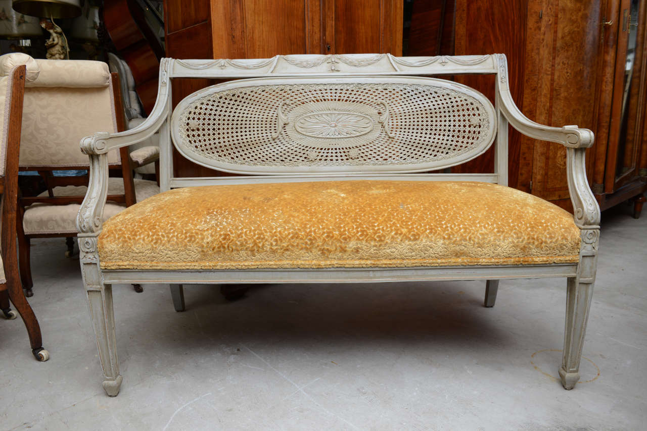 This is a very nice vintage hand painted settee in the french style, it sits on square tapered legs and has fine carvings to the back.
Also to the back of the settee it has the original bergere with some carved wood to the center. Very nice sette
