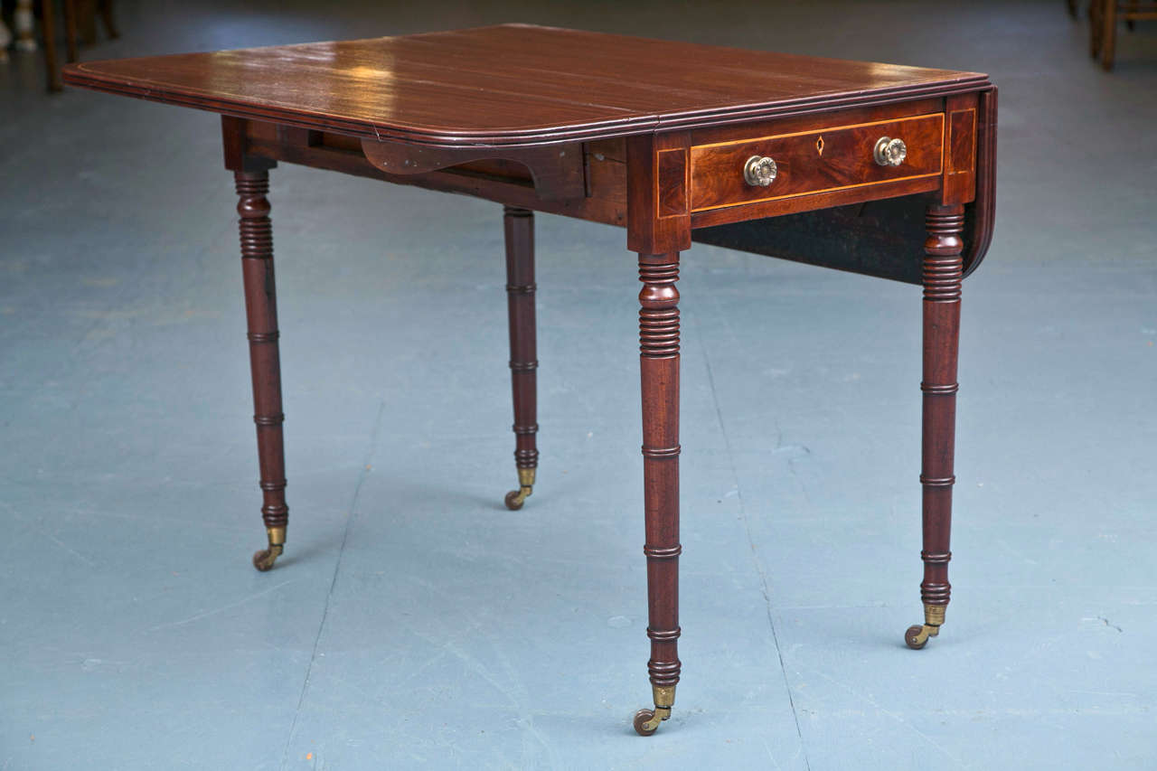 Mahagoni-Pembroke-Tisch auf gedrechselten Beinen (William IV.) im Angebot