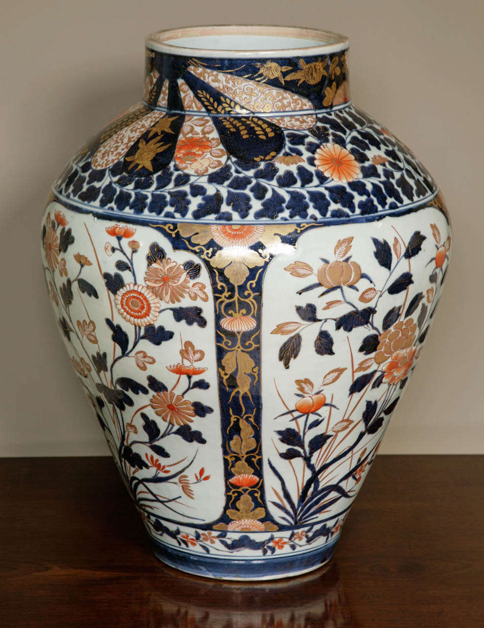 Un énorme vase japonais Imari, période Edo, fin du 17e siècle. Le corps principal du vase est décoré de grands panneaux en rouge de fer et bleu de cobalt et de dorures sous glaçure bleue. Chaque panneau est peint en alternance avec un seul arbre ou