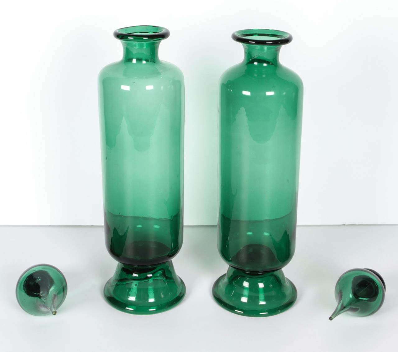 Pair of Tall Emerald Green Empoli Bottle Decanters in the Manner of Gio Ponti In Excellent Condition In New York, NY