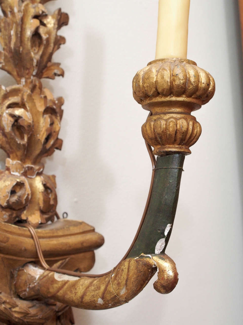 Pair of Finely Carved and Gilded Wall Lights For Sale 2