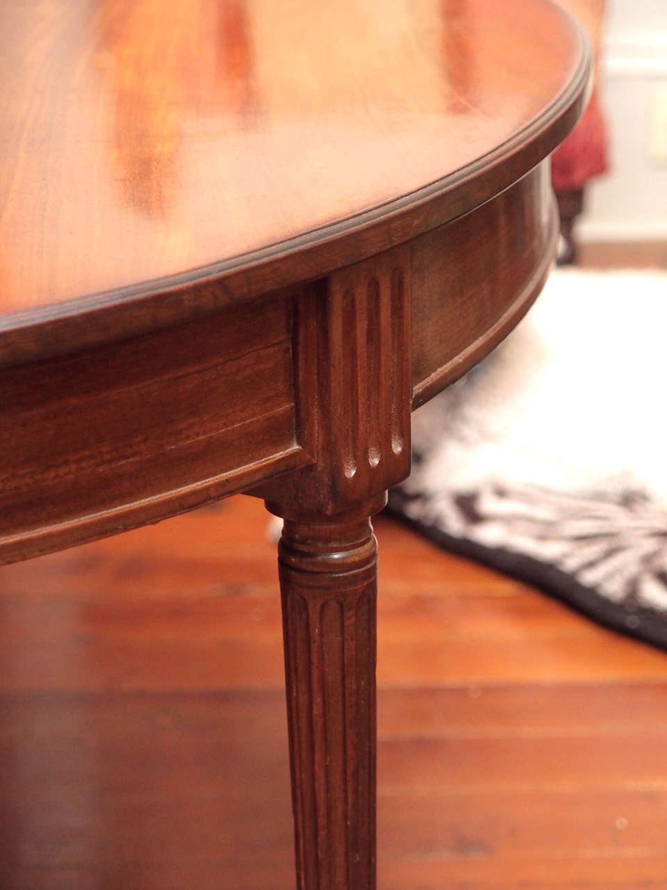 Louis XVI Style Dining Table with Three Leaves In Good Condition In New Orleans, LA
