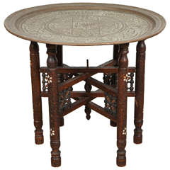 Antique table à plateau en laiton du Moyen-Orient