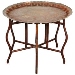 Grande table turque à plateau en cuivre sur base pliante en bambou