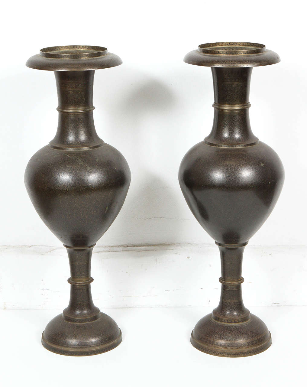 Exceptionnelle paire de vases Kashimiri en cuivre laqué indo-persan. 
Le métal martelé à la main est si fin qu'il faut s'approcher pour en voir tous les détails. 
Motif floral très complexe, comme un bijou, réalisé à la main sur du laiton.
Paire de