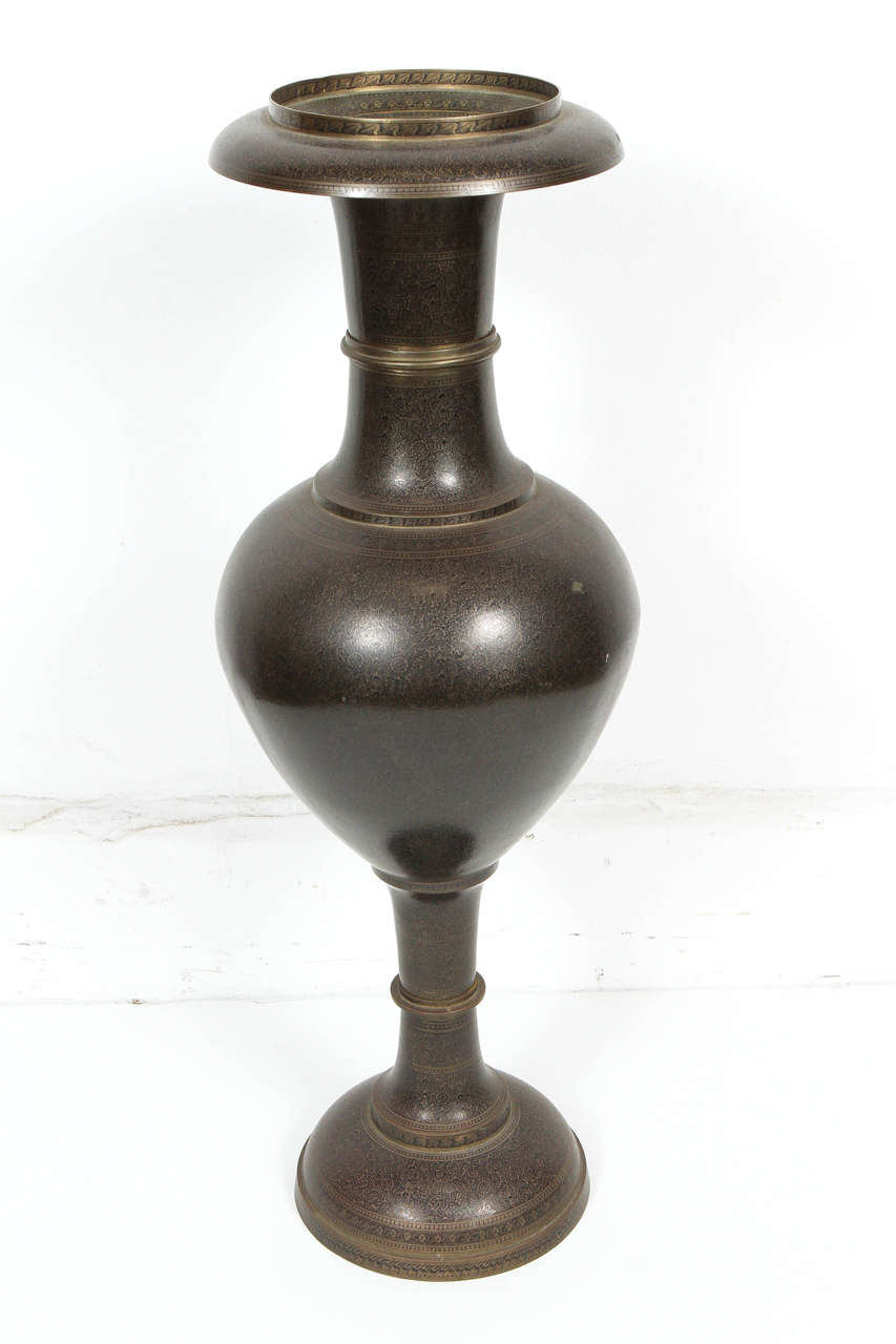 Mauresque Paire de vases Cachemire indo-persiens en métal laqué et cuivre en vente