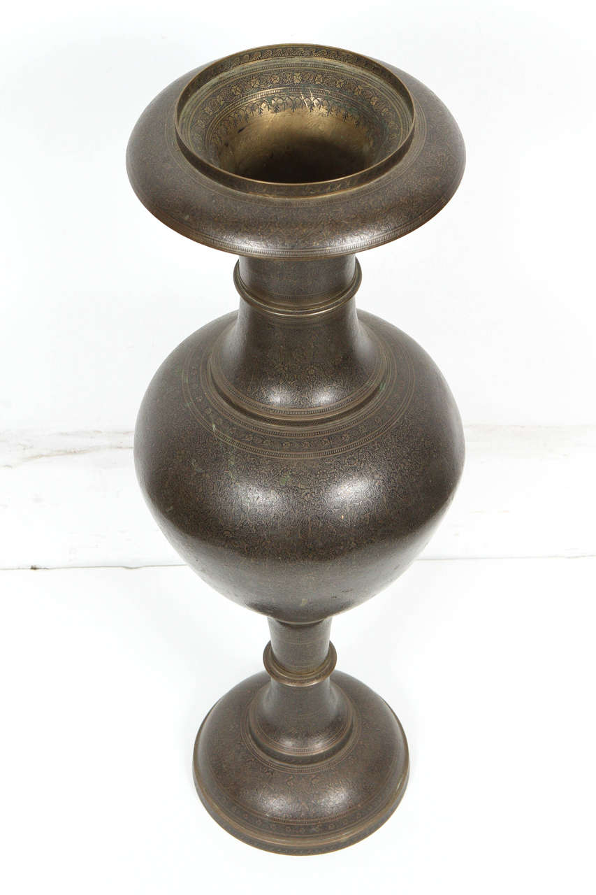 Laiton Paire de vases Cachemire indo-persiens en métal laqué et cuivre en vente