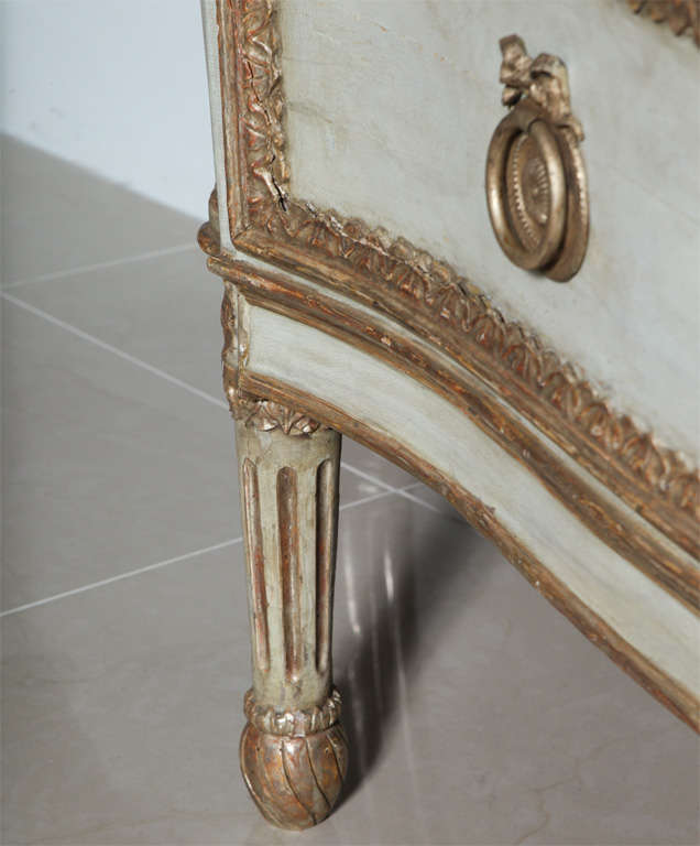 Important Italian Neoclassic Painted and Parcel-Gilt Commode For Sale 1