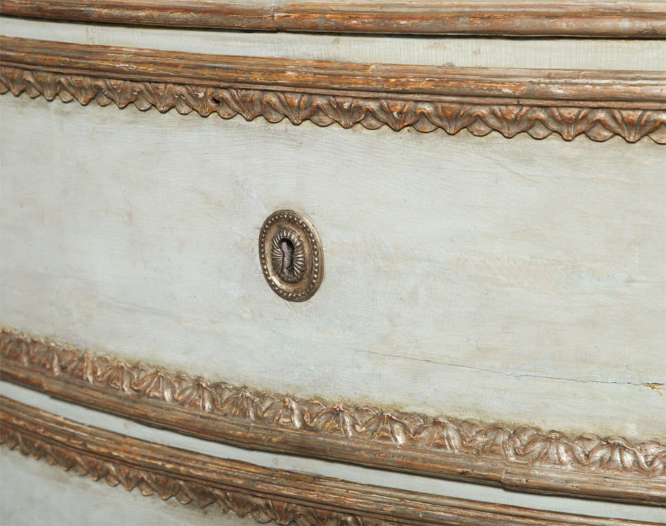 Important Italian Neoclassic Painted and Parcel-Gilt Commode For Sale 2