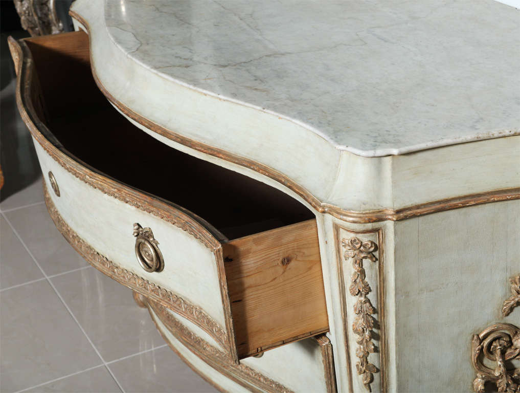 Important Italian Neoclassic Painted and Parcel-Gilt Commode For Sale 3