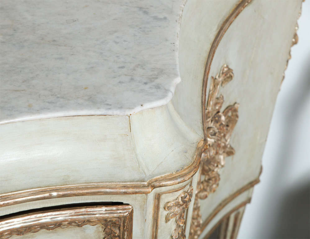 Important Italian Neoclassic Painted and Parcel-Gilt Commode For Sale 5