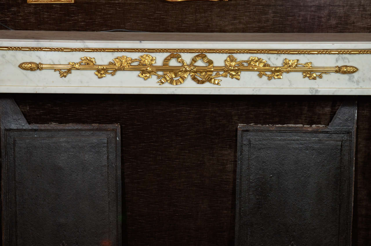 Intagliato a mano Antico camino in marmo di Carrara del XIX secolo, stile Luigi XVI in vendita