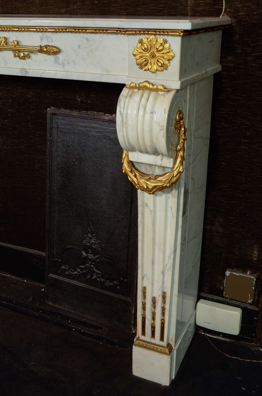 Bronzo Antico camino in marmo di Carrara del XIX secolo, stile Luigi XVI in vendita