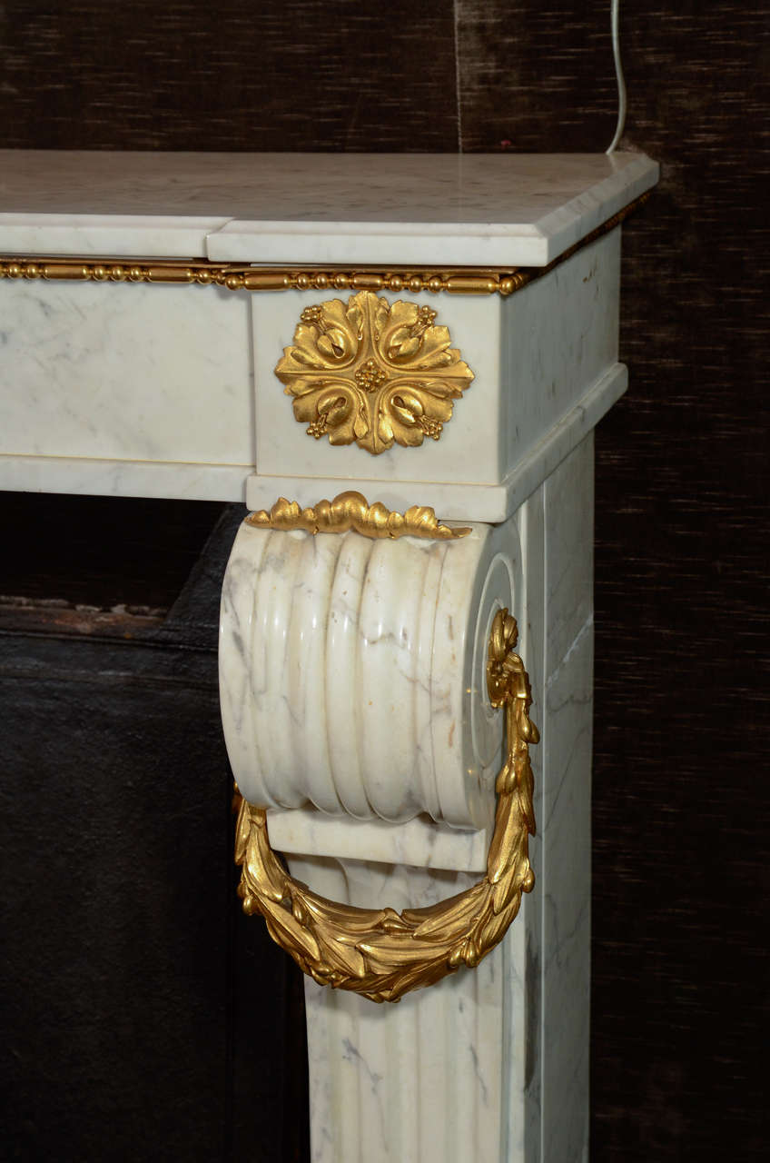 Antico camino in marmo di Carrara del XIX secolo, stile Luigi XVI in vendita 1