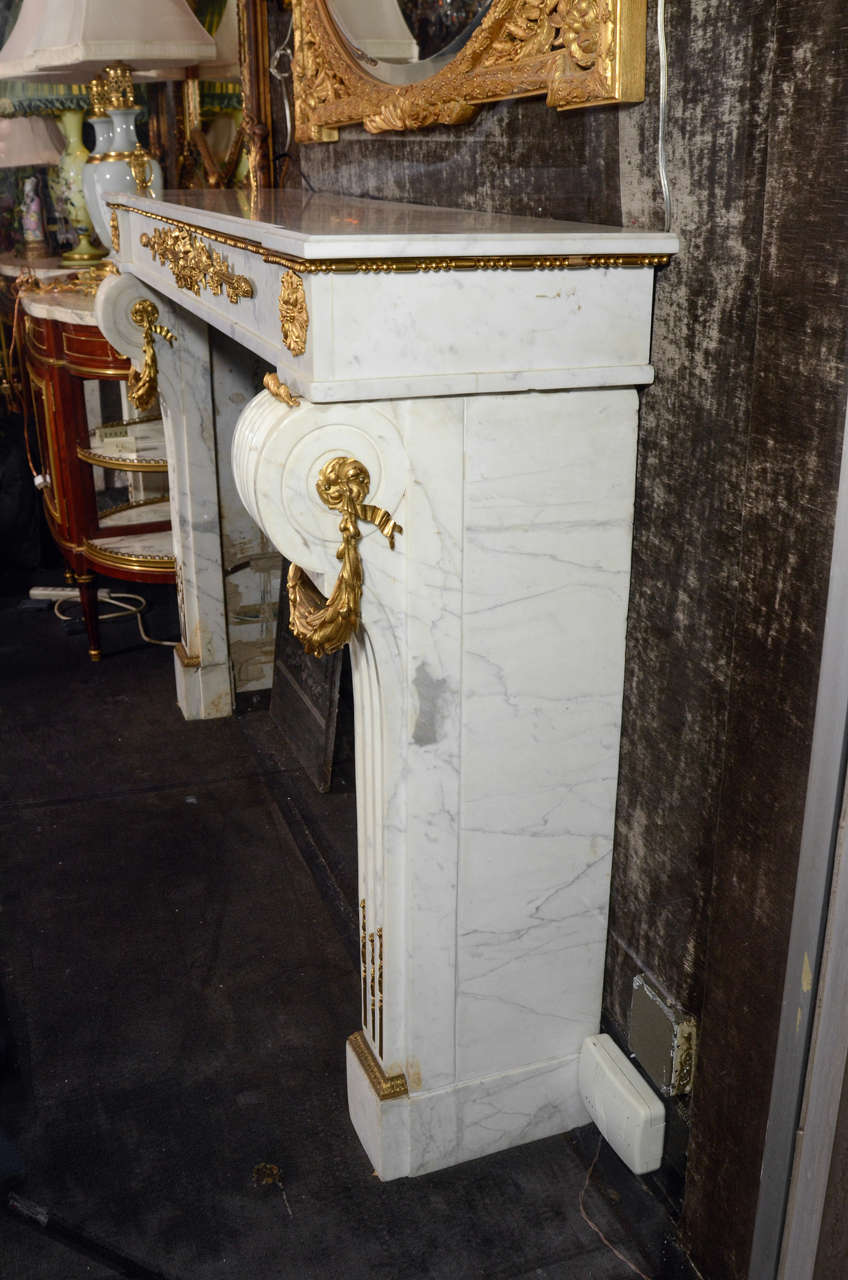 Antico camino in marmo di Carrara del XIX secolo, stile Luigi XVI in vendita 2