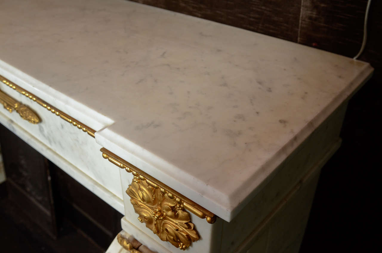 Antico camino in marmo di Carrara del XIX secolo, stile Luigi XVI in vendita 3