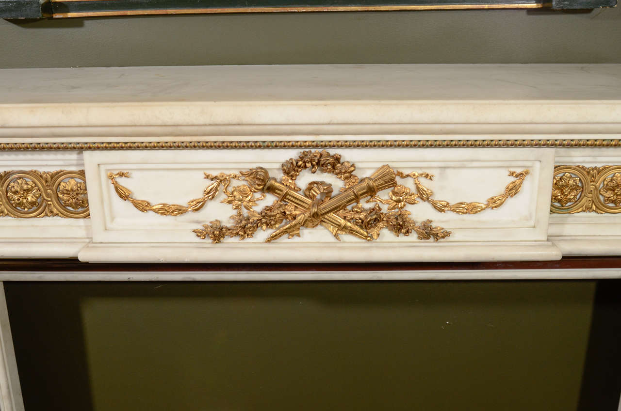 XIXe siècle Cheminée française d'antiquités de style Louis XVI en marbre blanc et bronze doré en vente