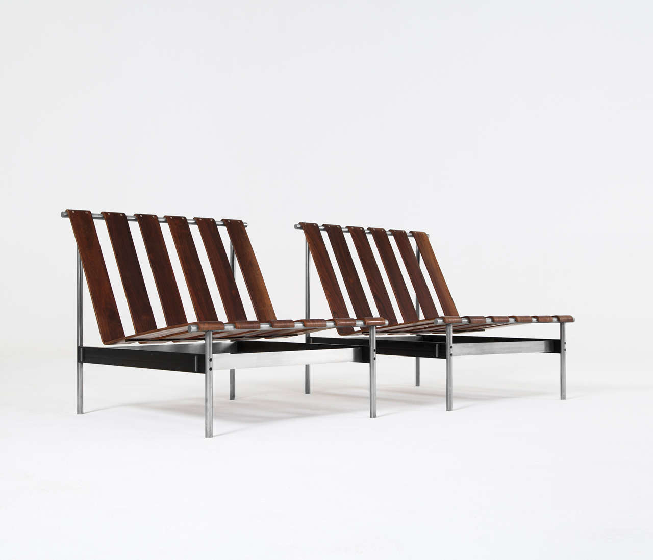 Ensemble très rare de chaises longues conçues par Kho Liang Ie. Conçu dès 1959. Production par Artifort.

Le design de ce canapé et de cet ensemble de chaises longues est une combinaison très moderne de matériaux pour l'époque. Les formes modernes