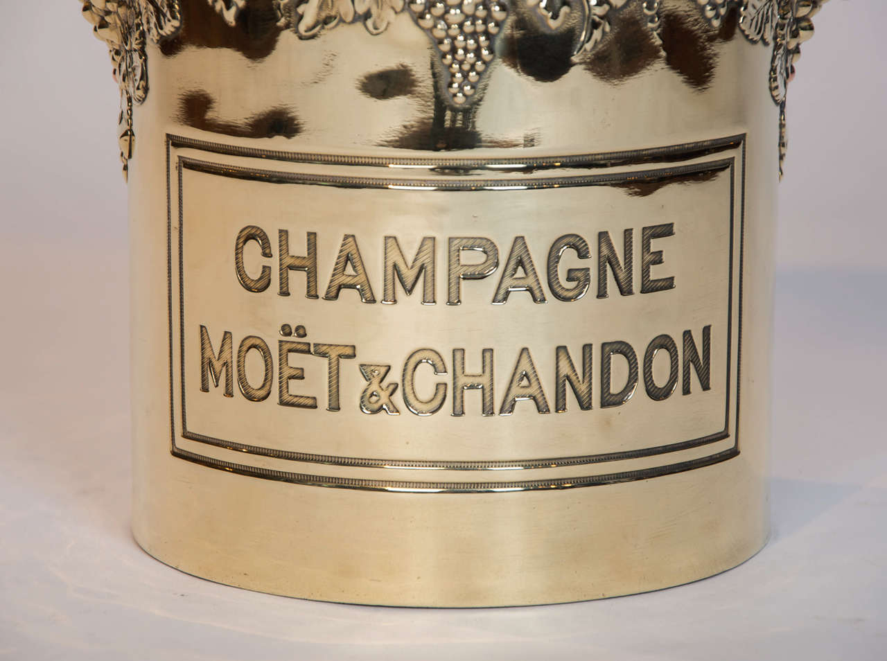 A Mid 20th Century Brass Champagne Bucket In Excellent Condition In London, GB