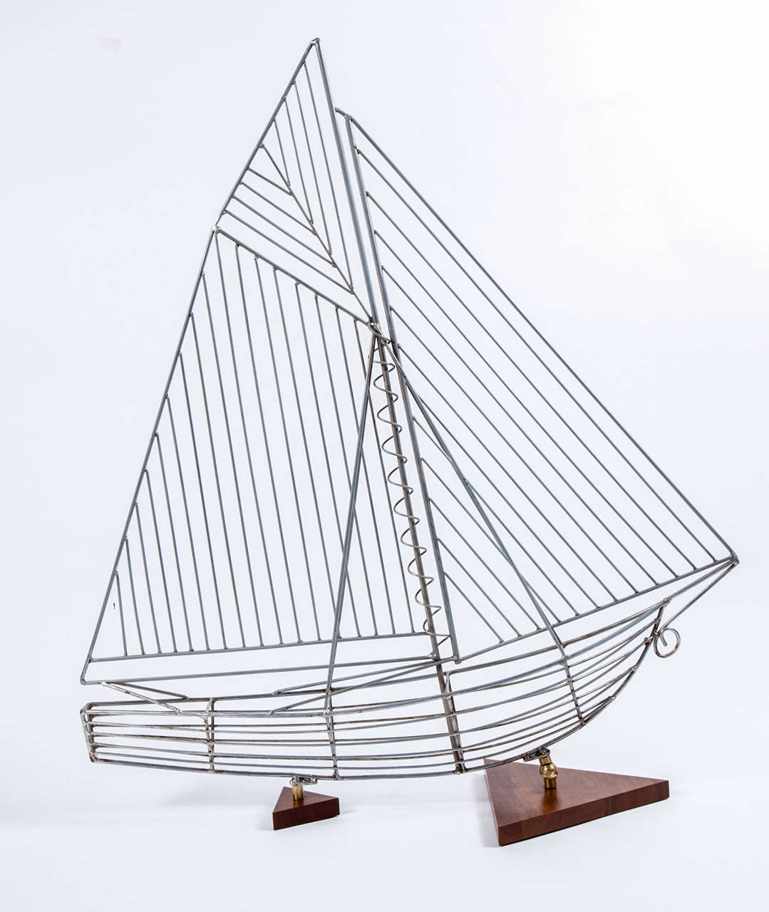 Modernes Segelbootmodell aus Stahlstäben, montiert auf dreieckigen Sockeln aus gebeiztem Holz.  USA, um 1970.