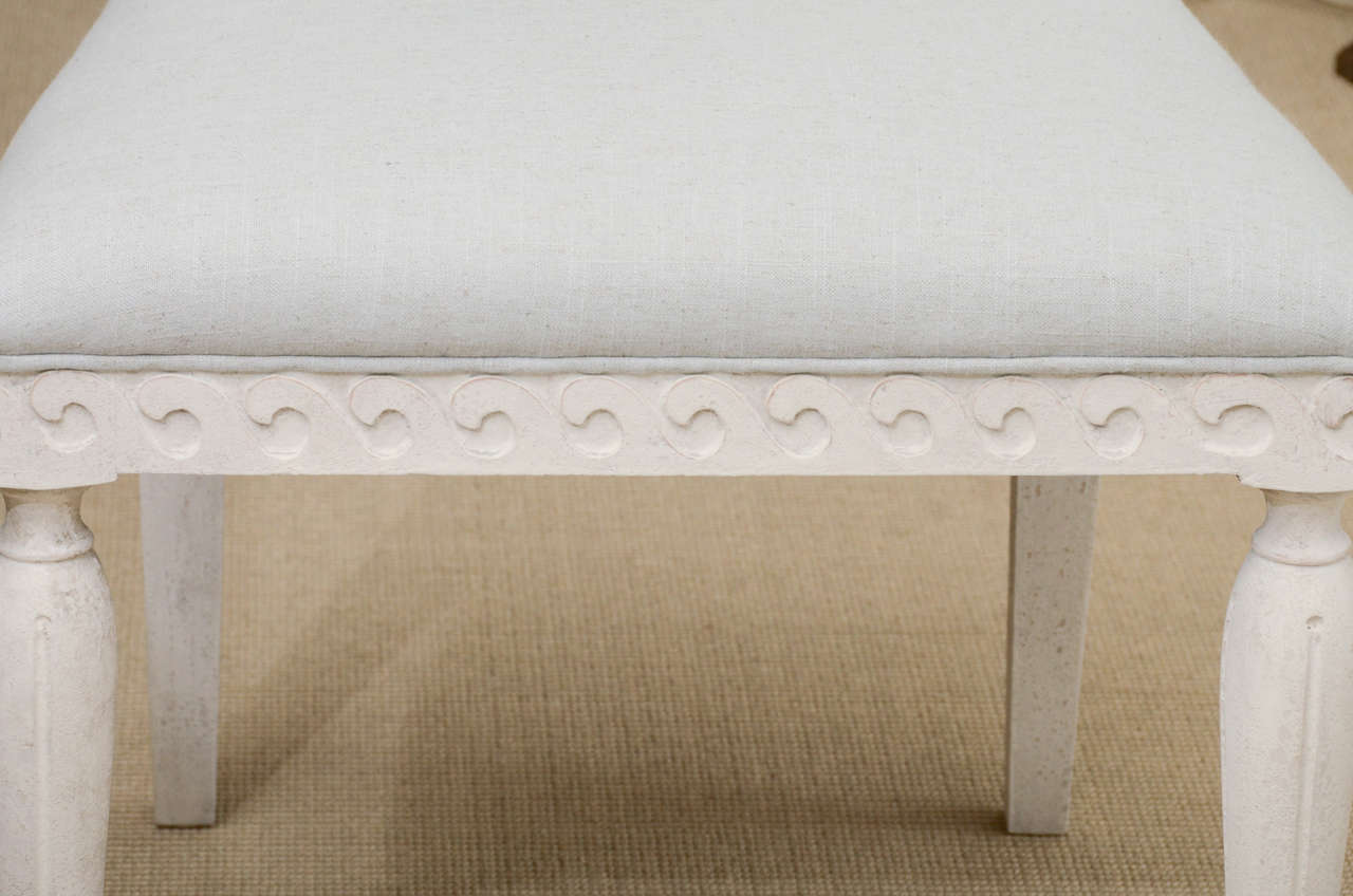 Set of 4 Chalk White Round Back Dining Chairs In Excellent Condition For Sale In Water Mill, NY