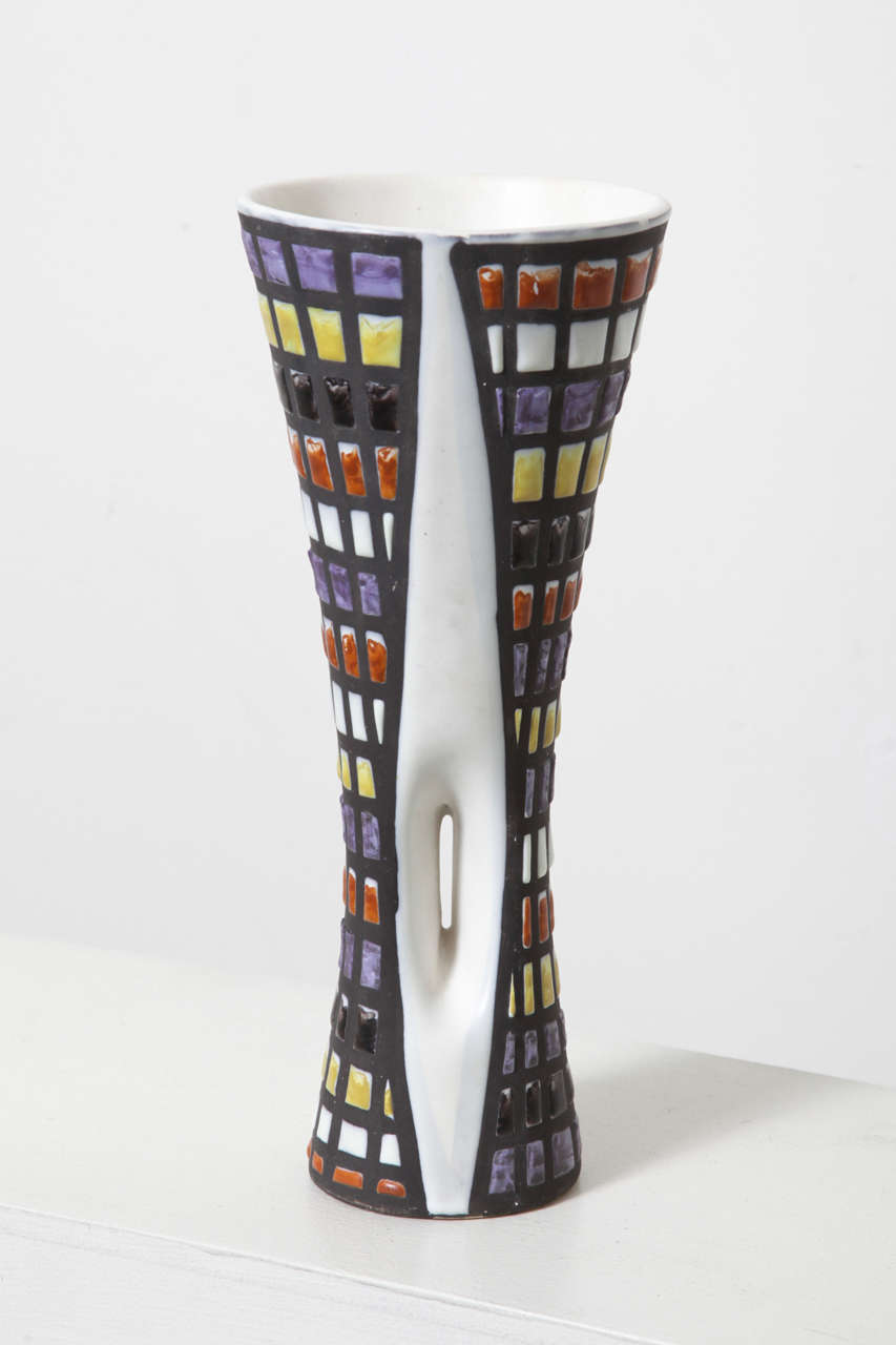 Joli vase diabolo en céramique de Roger Capron avec un trou spécial et des carreaux de mosaïque polychrome peints à la main.Signé Capron Vallauris.