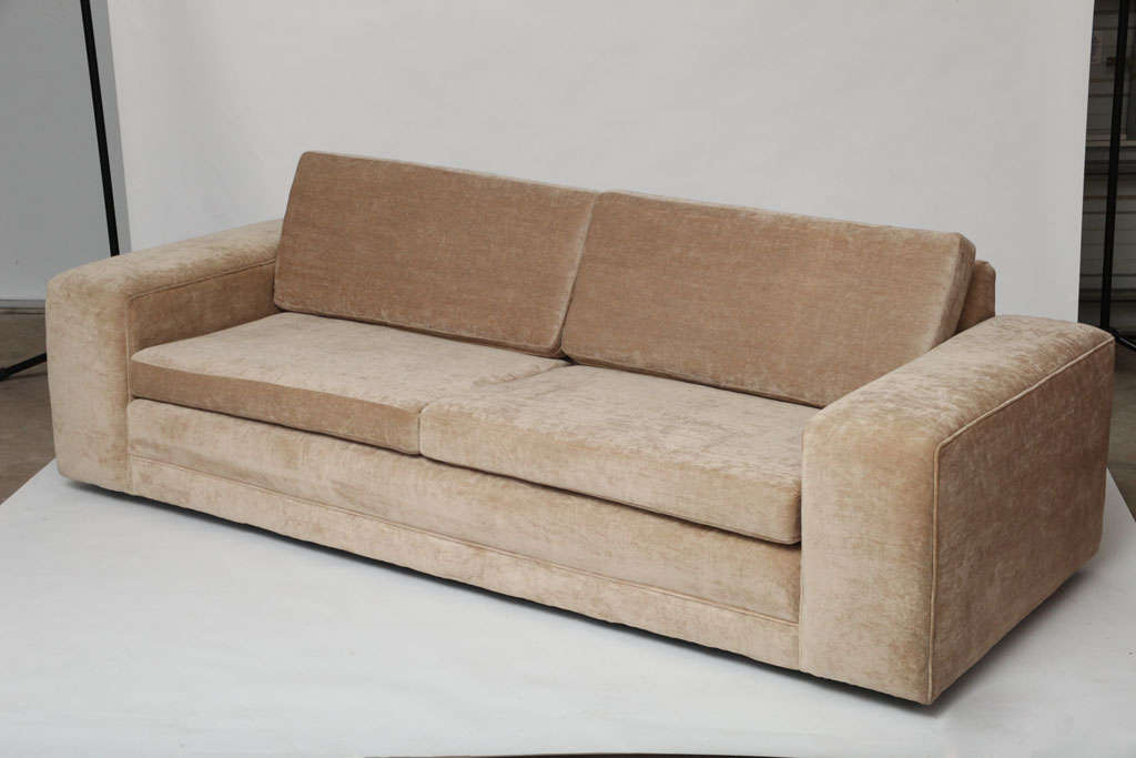 Tolles Modernage Sofa, neu gepolstert mit Chenille-Stoff