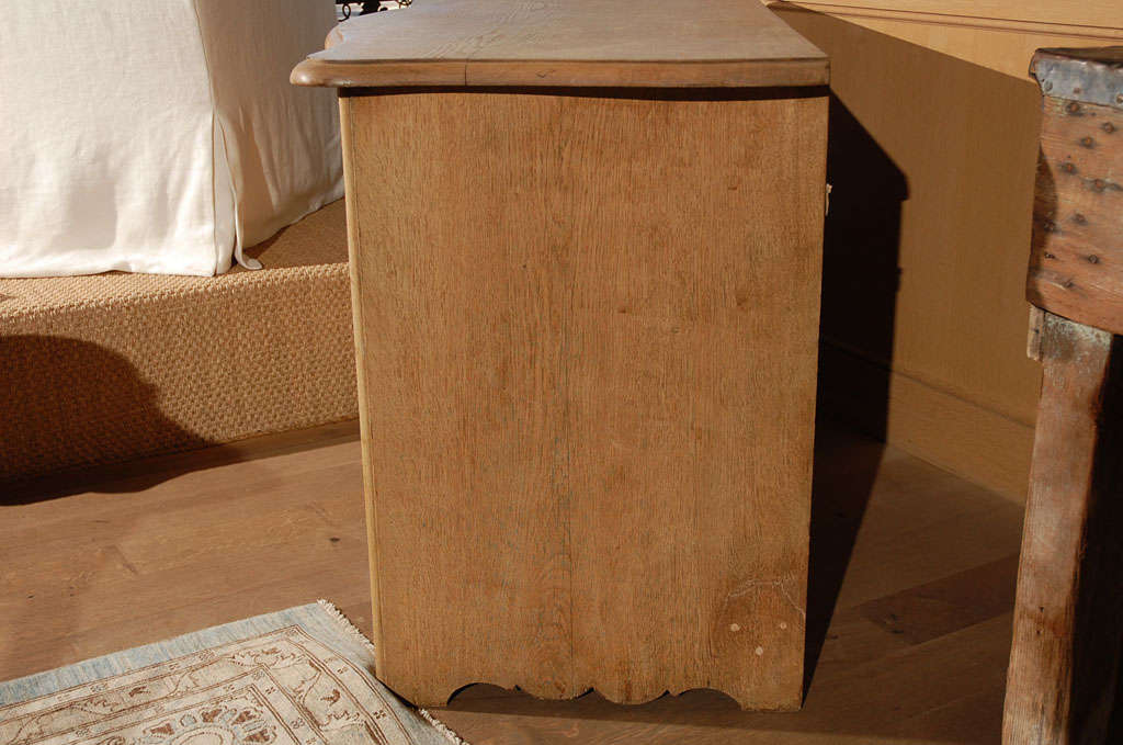 18th Century French Oak Commode For Sale 4