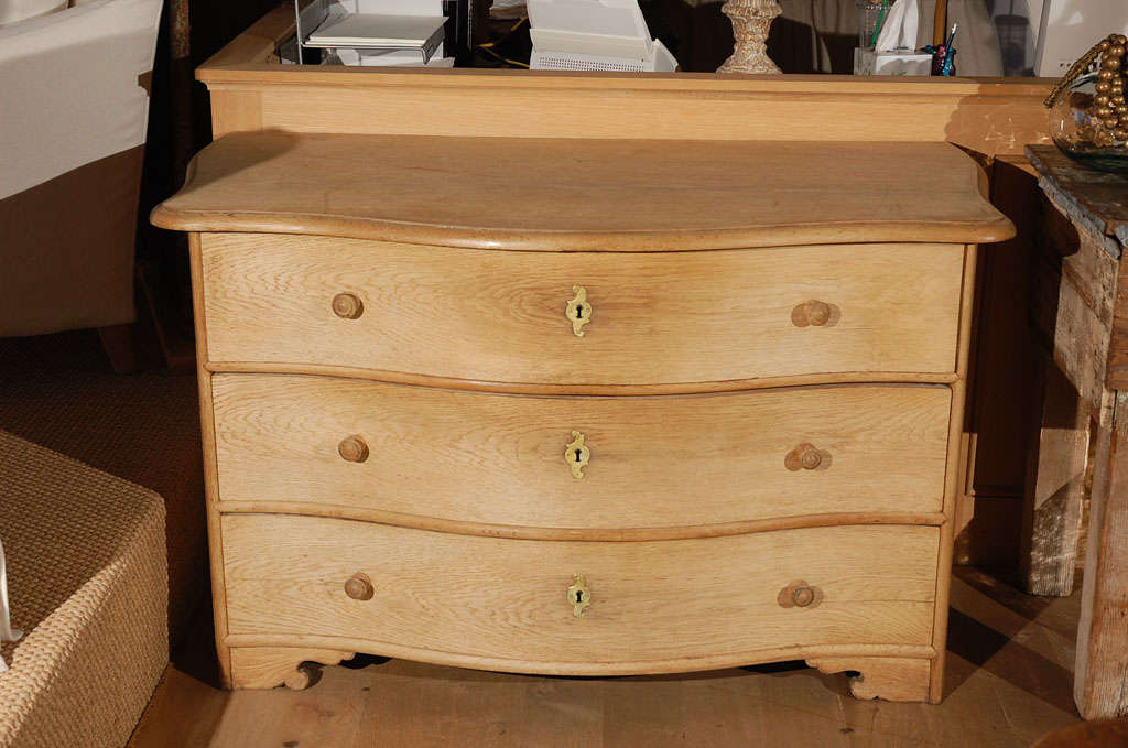 Lovely pale Oak commode with wonderful leg detailing.
