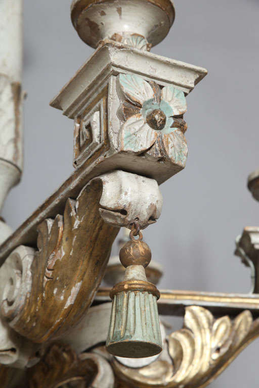 Lustre en bois polychromé et doré à la feuille 18ème/19ème siècle en vente 4