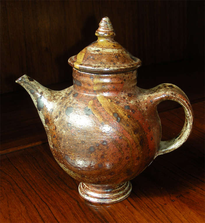 1900s English Arts and Crafts tea pot in ceramic.