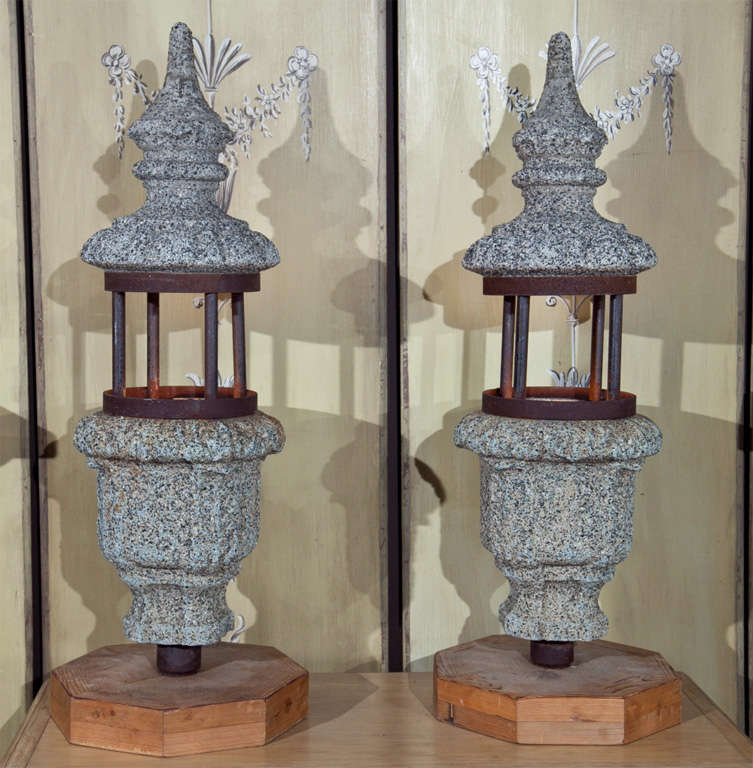 These handsome stone lanterns have a Classic aristocratic feel.