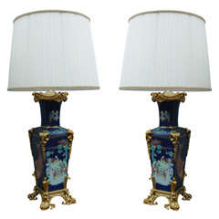 Antique An elegant pair of Qing Dynasty Chinese porcelain lamps.