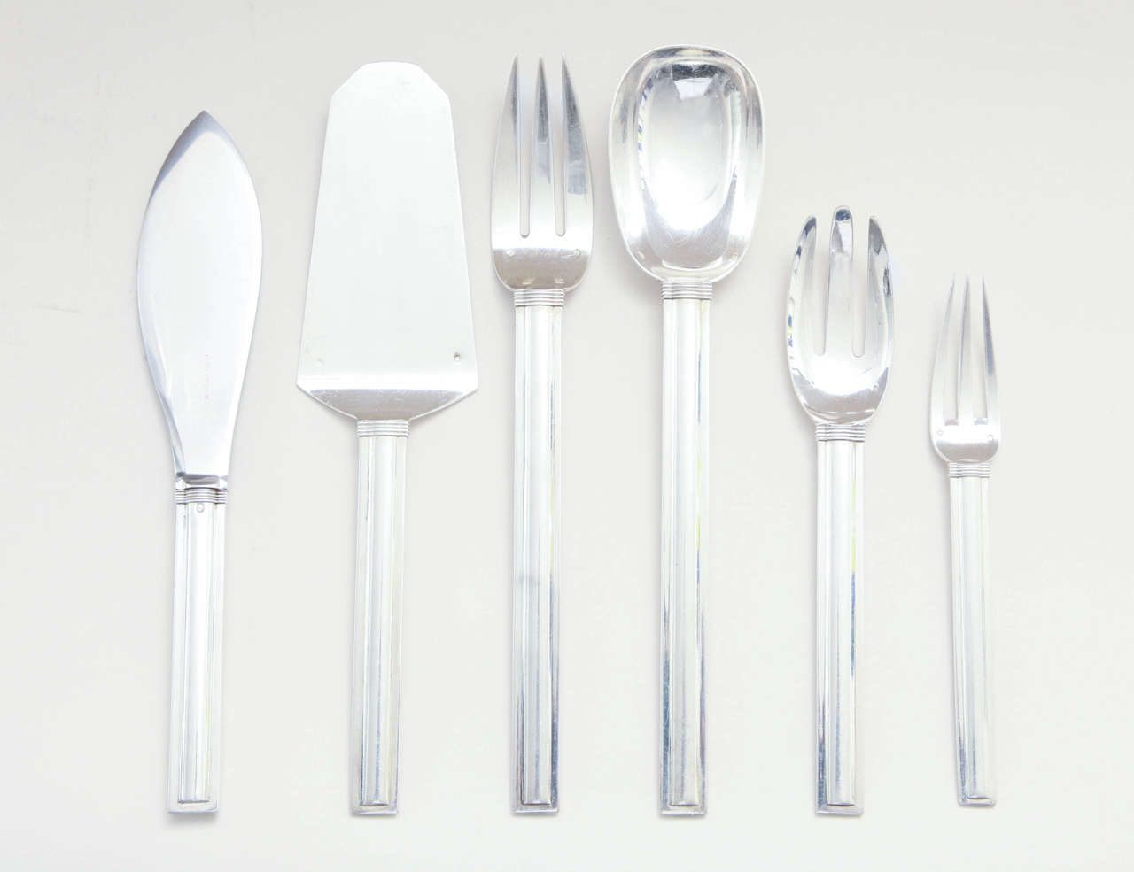 French Art Deco Sterling Silver Flatware in the Cannes Pattern by Jean Puiforcat In Excellent Condition For Sale In New York, NY