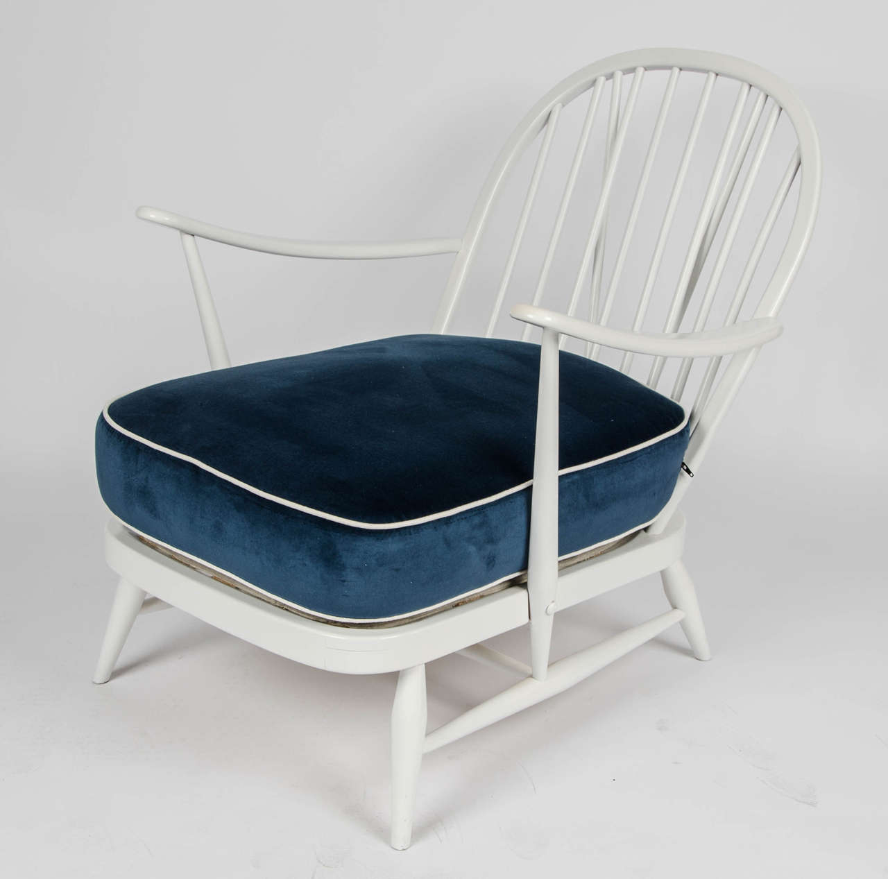A fabulous vintage example of the 'Windsor' chair from the chair manufacturer Lucian Ercolani. Re-upholstered with high-quality blue velvet fabric.

By Lucian Ercolani.