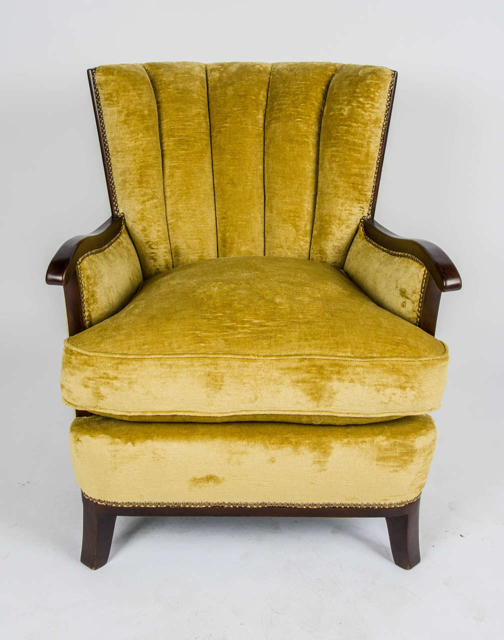 A fine example of a 1940's Club chair. Re-upholstered in a beautiful linen velvet.

Origin France. Maker Unknown