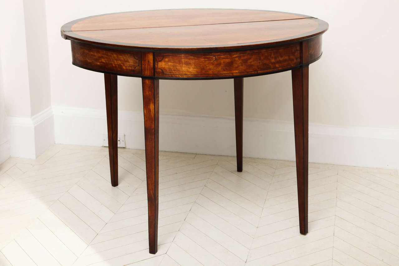George III Satinwood and Ebony Inlaid Folding Table In Excellent Condition For Sale In New York, NY