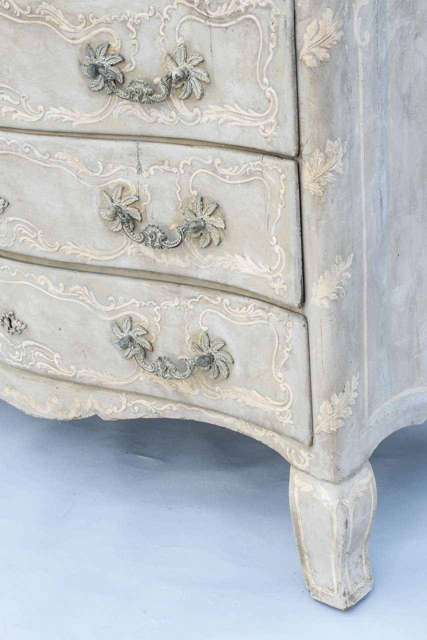 Painted 18th Century Pastiglia Italian Commode In Distressed Condition For Sale In West Palm Beach, FL