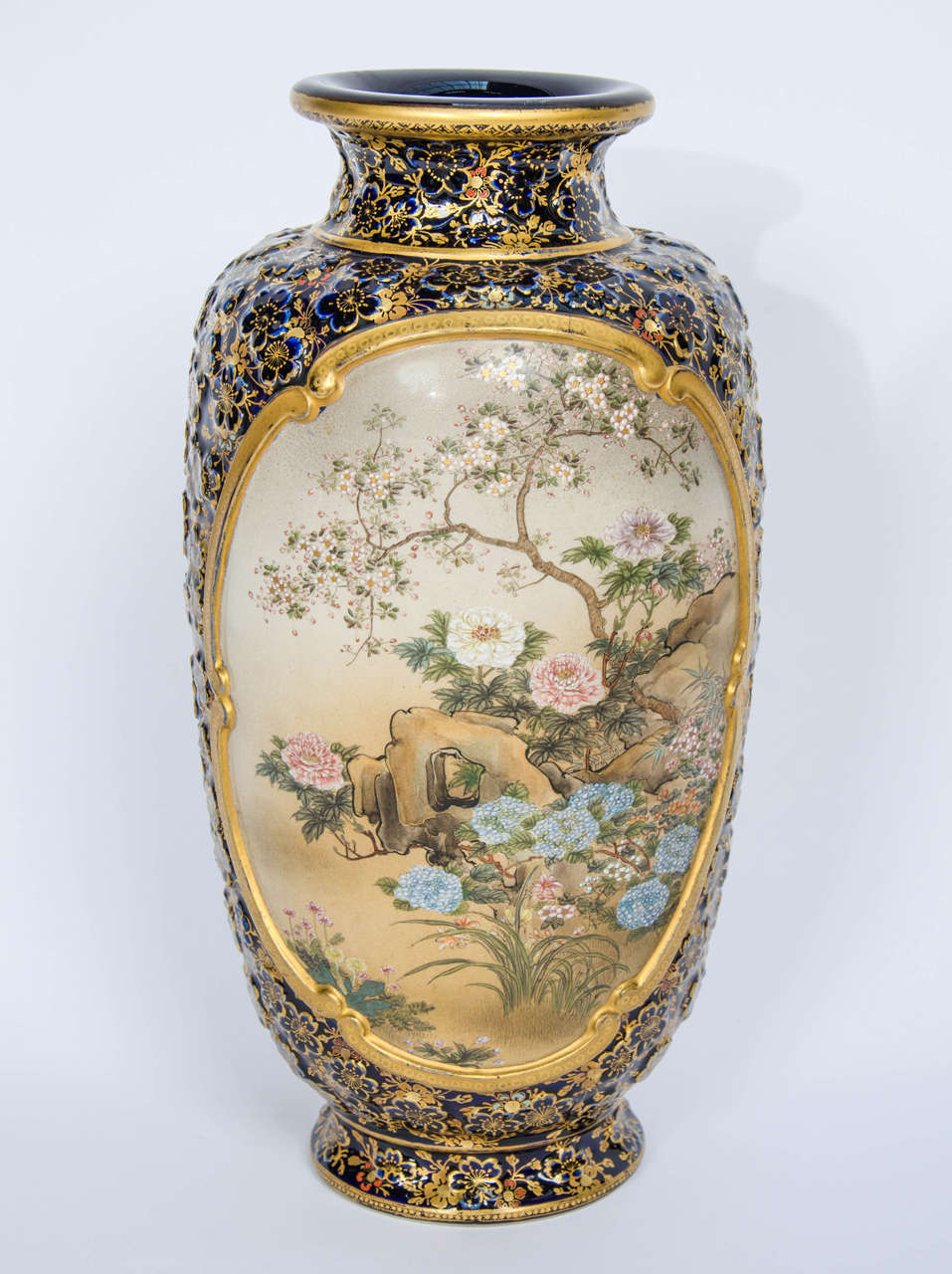 A beautifully executed Japanese Satsuma vase by Kinkozan.
Depicting panels of Japanese flowers, bamboo and chickens.
Kinkozan was a well-known studio operating in Kyoto during the late Meiji period (1868-1912).