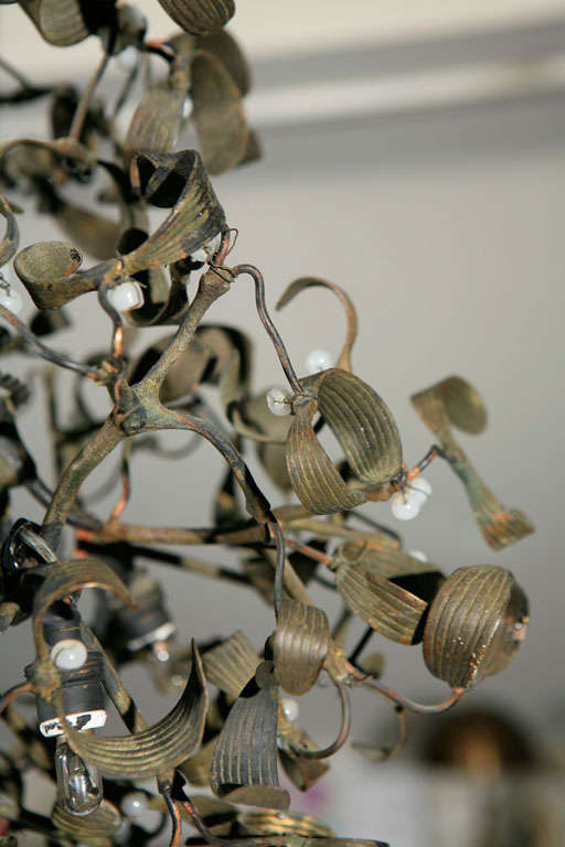 Skulpturale französische Mistletoe-Leuchte im Zustand „Gut“ im Angebot in Los Angeles, CA