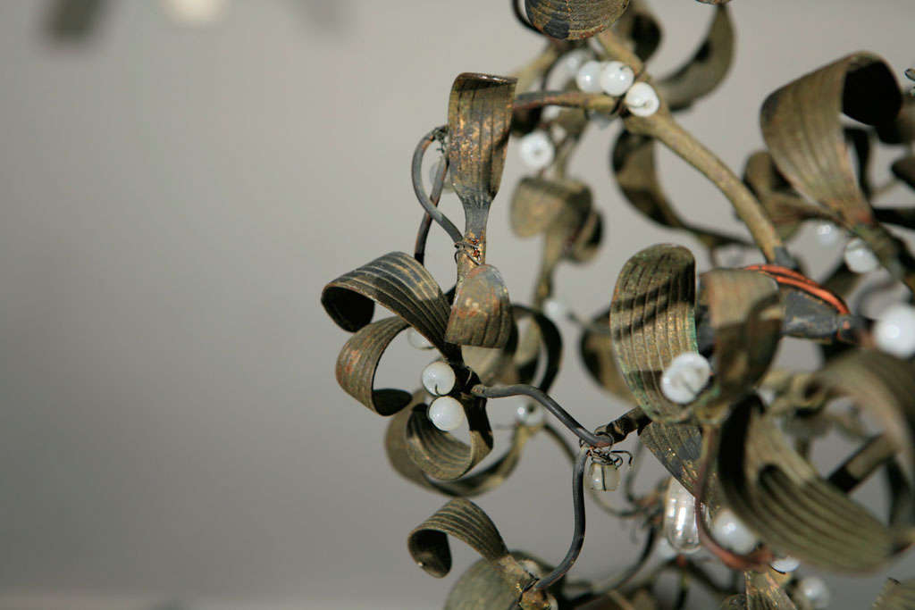 Skulpturale französische Mistletoe-Leuchte (Bronze) im Angebot